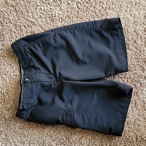 Under Armour boys black cargo shorts size small